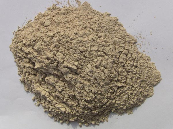 礬土性質(zhì) 礬土主要成分是氧化鋁，為煉鋁和耐火材料的主要原料。白色或灰白色，因含鐵而呈褐黃或淺紅色。密度3.45g/cm3，硬度1～3，不透明，質(zhì)脆。極難熔化，不溶于水，能溶于硫酸、氫氧化鈉溶液。 地區(qū)分布 中國鋁土礦資源比較豐富，在全國18個省、自治區(qū)、直轄市已查明鋁土礦產(chǎn)地205處，其中大型產(chǎn)地72處（不包括臺灣），主要分布在山西、山東、河北、河南、貴州、四川、廣西、遼寧、湖南等地。 投資前景 1.可用于煉鋁工業(yè)。用于國防、航空、汽車、電器、化工、日常生活用品等。 2.可用于精密鑄造。礬土熟料加工成細粉做成鑄模后精鑄。用于軍工、航天、通訊、儀表、機械及醫(yī)療器械部門。 3.可用于耐火制品。高鋁礬土熟料耐火度高達1780℃，化學穩(wěn)定性強、物理性能良好。 4.硅酸鋁耐火纖維。用于鋼鐵、有色冶金、電子、石油、化工、宇航、原子能、國防等多種工業(yè)，消防人員可用耐火纖維布做成衣服。 5.制造礬土水泥、研磨材料、陶瓷工業(yè)以及化學工業(yè)可制鋁的各種化合物。 鋁礬土磨粉制備 鋁礬土粉是選用煅燒過的熟鋁礬土礦石用雷蒙磨加工制成的細粉，粒度通常為100目-325目，在耐火材料行業(yè)得到了廣泛的應用。通常加工的流程為先經(jīng)顎式破碎機進行破碎，然后篩分進入鋁礬土雷蒙磨或鋁礬土超細磨粉機中，進行鋁礬土粉制備，使其應用更加廣泛。