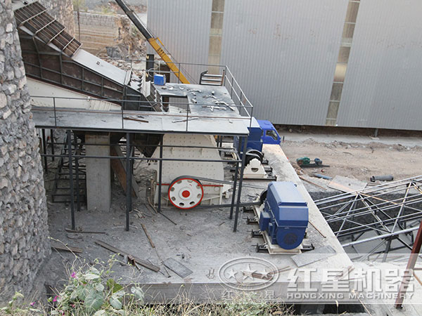 安裝、調(diào)試好投入生產(chǎn)的重錘頭破碎機