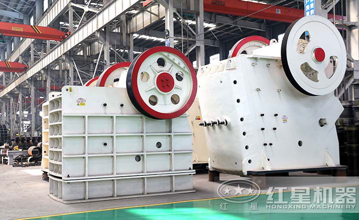 顎式破碎機(jī)實(shí)拍圖，型號(hào)多樣，價(jià)格在10-80萬之間