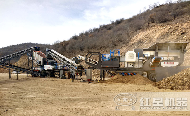移動(dòng)破碎設(shè)備兩臺(tái)聯(lián)機(jī)現(xiàn)場