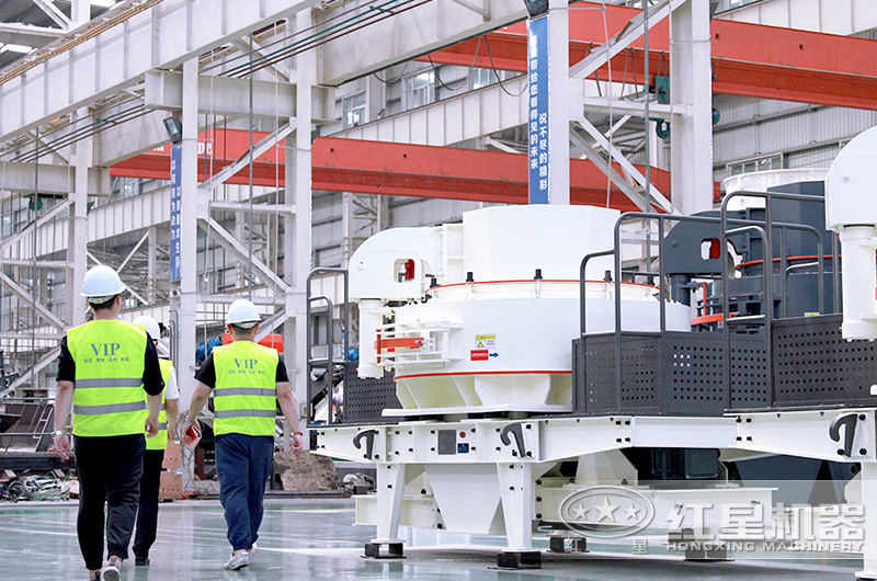 客戶下單之前來廠參觀，工程師全程陪伴講解