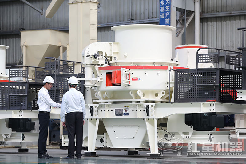 客戶在玄武巖制砂機車間參觀，經(jīng)理一對一指導講解