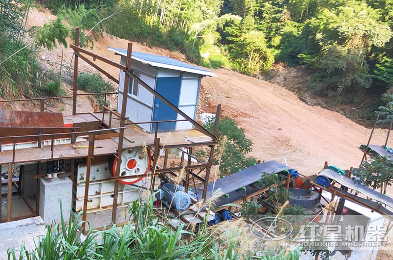 鵝卵石破碎現(xiàn)場，鄂破+圓錐破破碎出13石子