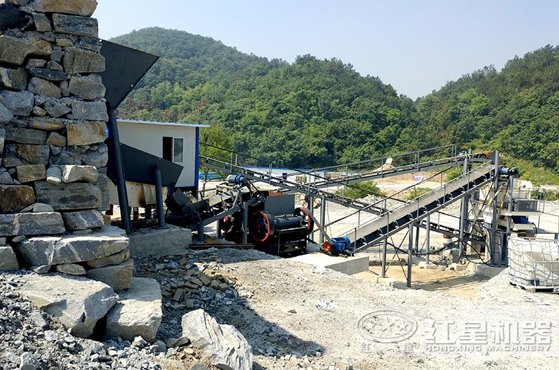顎式細(xì)破碎機(jī)破碎現(xiàn)場(chǎng)，搭配制砂機(jī)使用