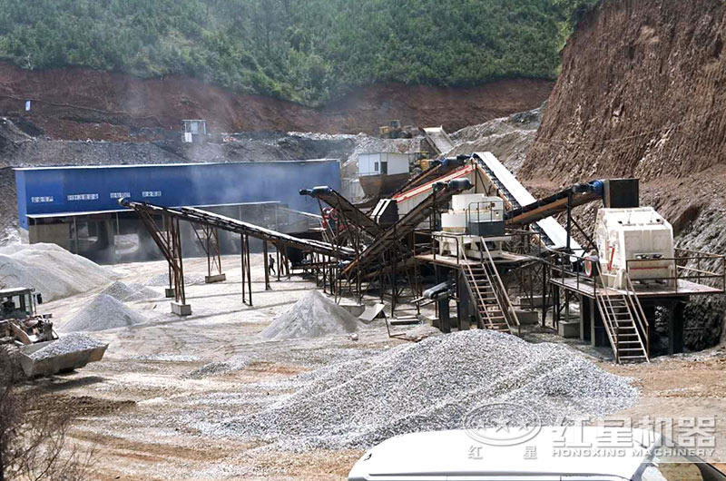 制砂設(shè)備生產(chǎn)現(xiàn)場(chǎng)，反擊破搭配制砂機(jī)，破碎軟料